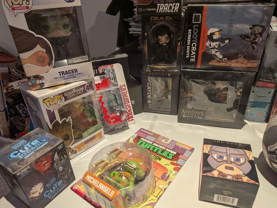 Loot Crate Lot of 26 Collectibles - photo 3