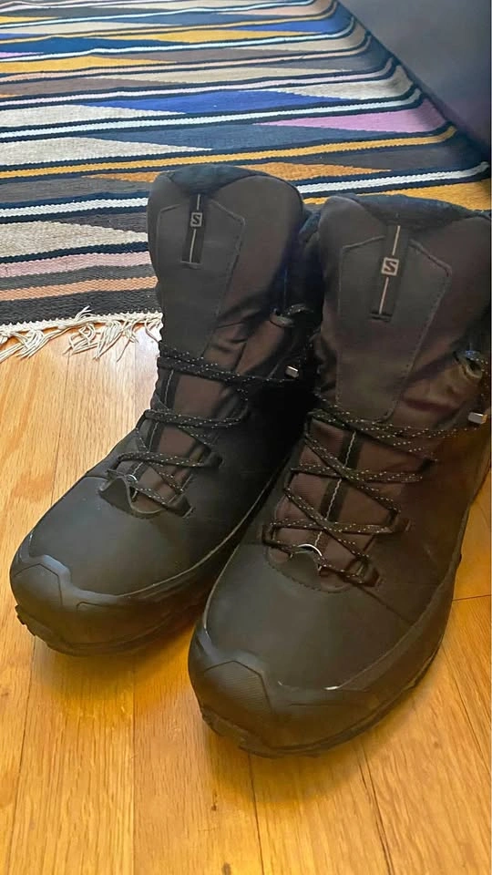 Men’s Salomon Winter boots waterproof size 11…. 90$ OBO