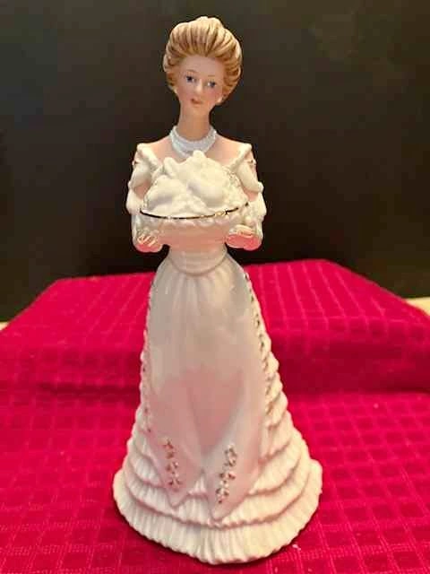 2010 Lenox Christmas of Good Tidings Figurine 9"