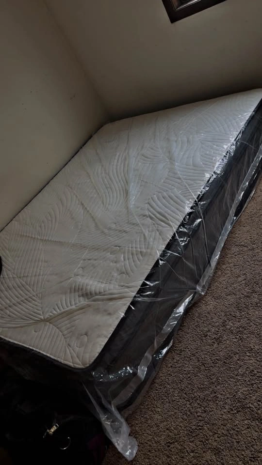 Sweetnight 12” Hybrid Queen Mattress – New - photo 3
