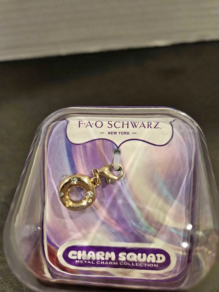 FAO SCHWARTZ CHARM SQUAD - Letter O