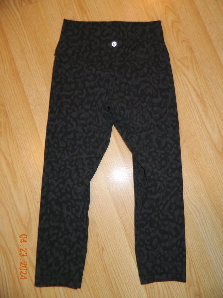 LULULEMON ALIGN CROP 21" Size 6 EUC