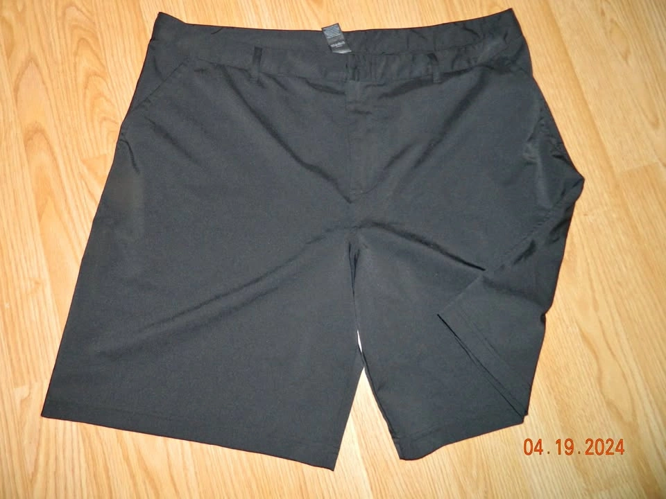 MENS CHAMPION GOLF TYPE SHORTS...SIZE 40W...EUC