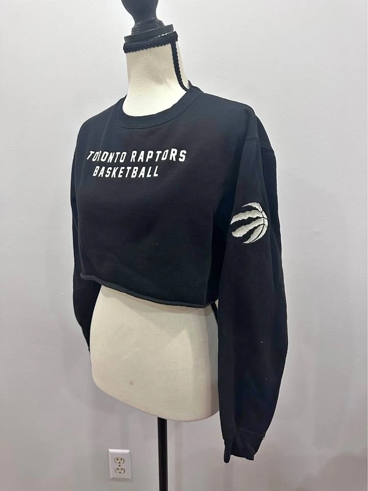 PEACE COLLECTIVE Toronto Raptors Black Cropped Crew Sweatshirt W