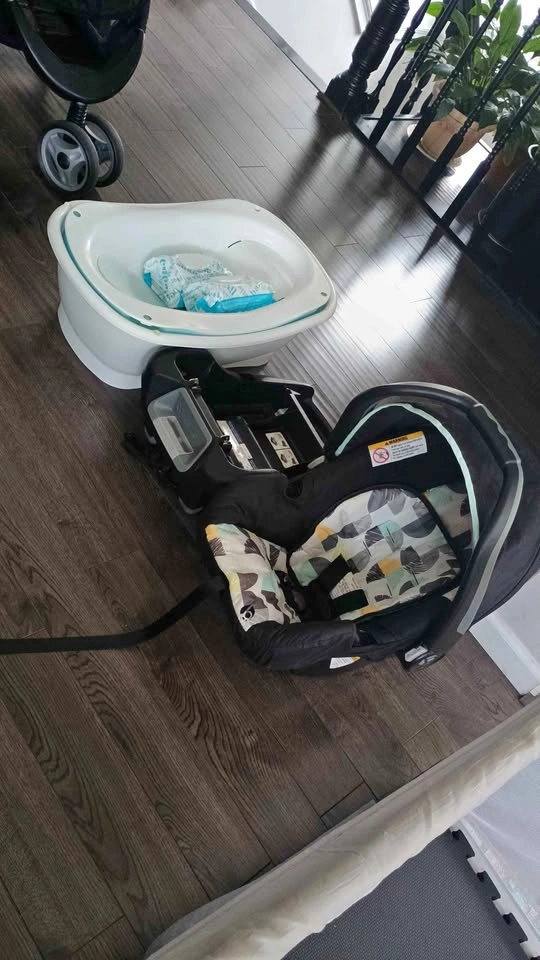 Car seat, baby tub, wipes