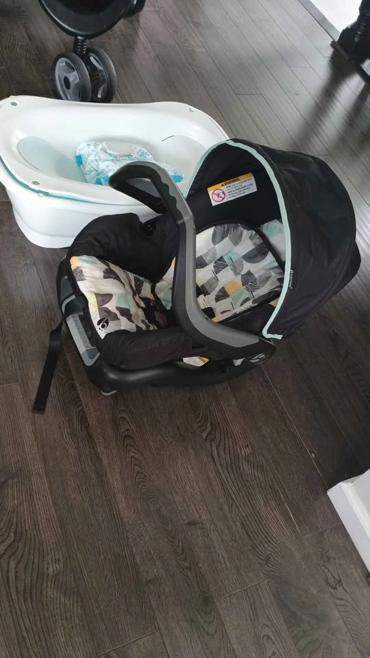 Car seat, baby tub, wipes - photo 2