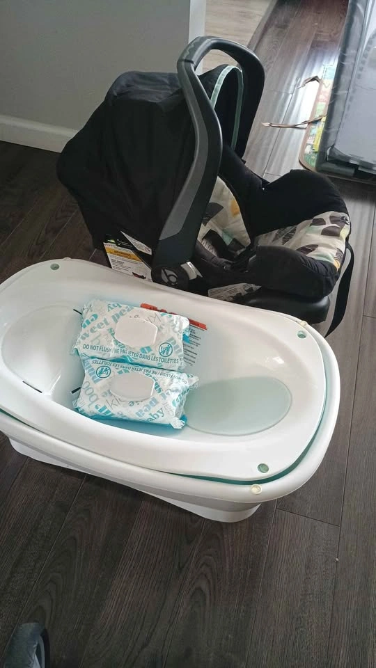Car seat, baby tub, wipes - photo 3