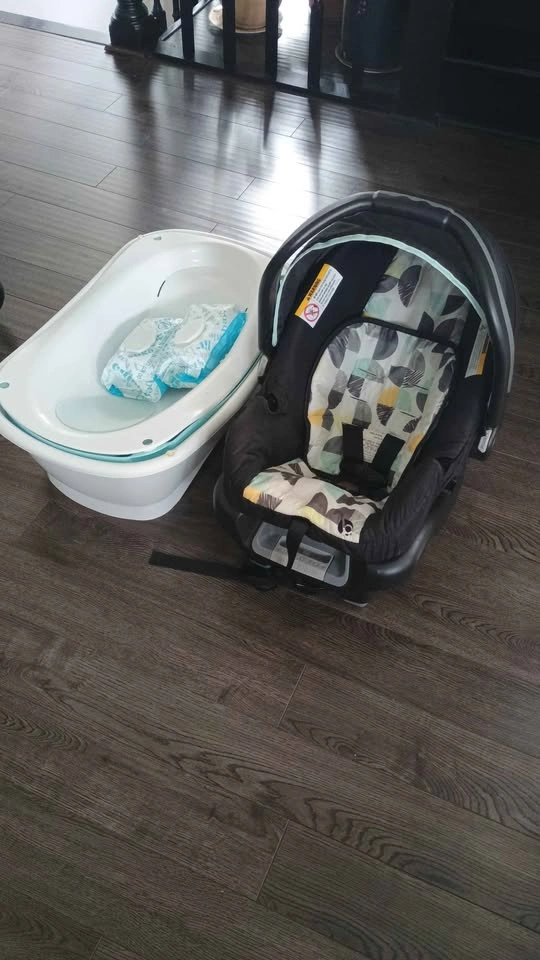 Car seat, baby tub, wipes - photo 4