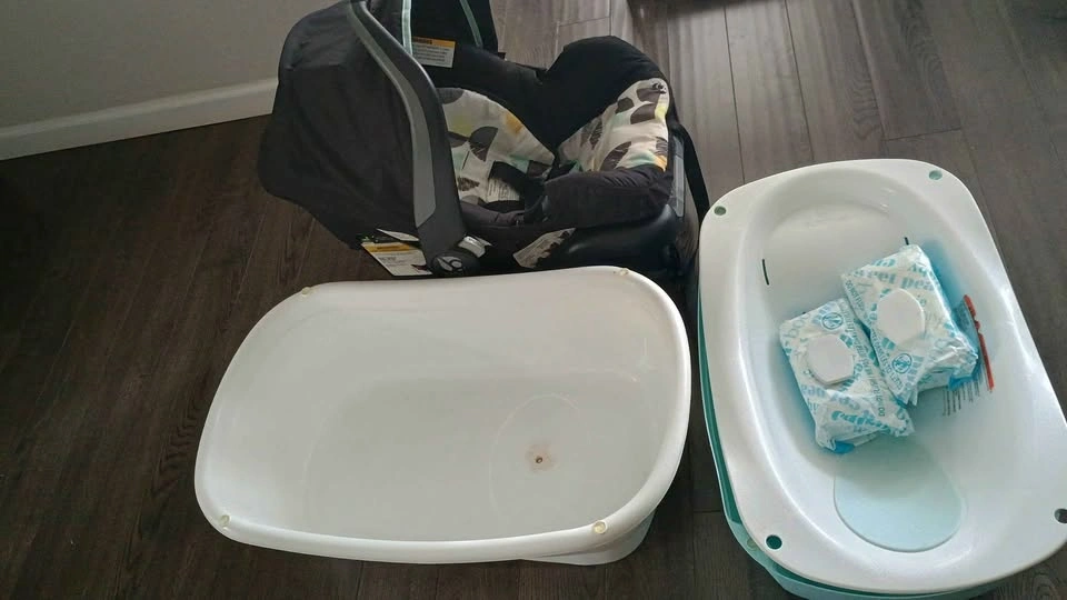 Car seat, baby tub, wipes - photo 5