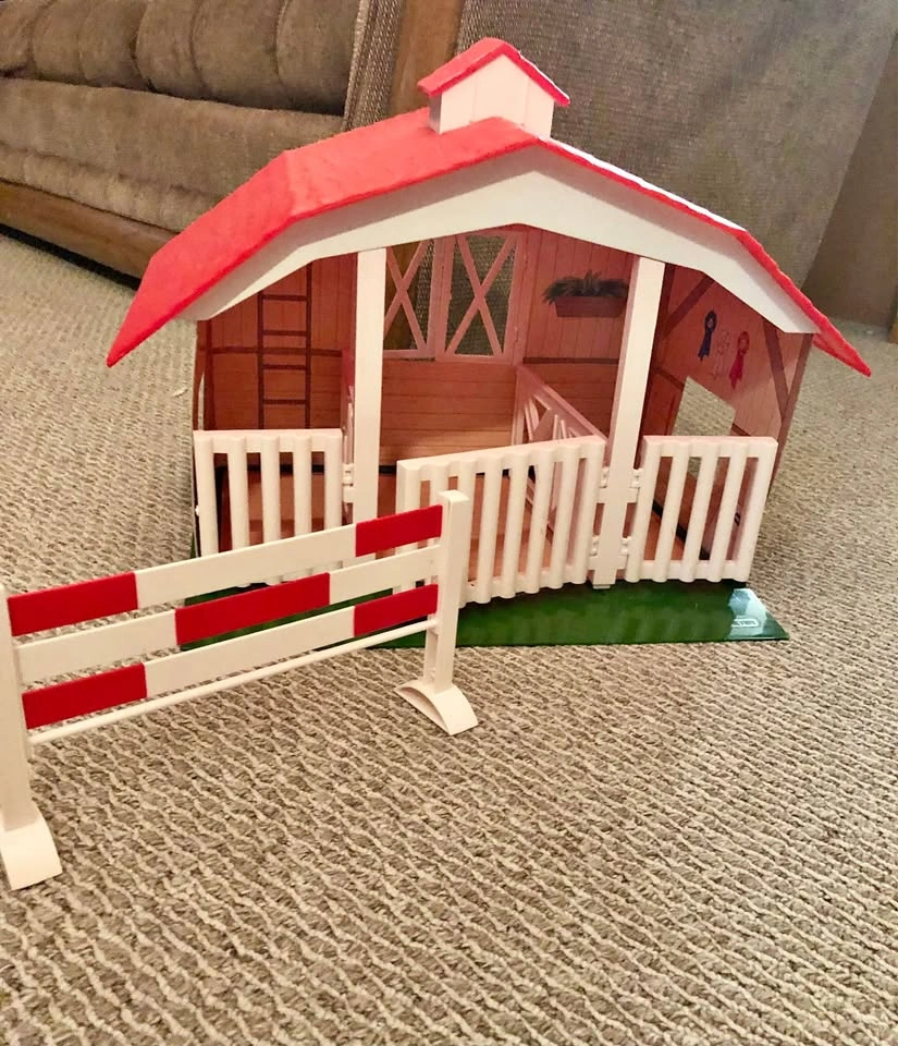 Breyer's 650 Classic 3 Stall Barn With One Jump