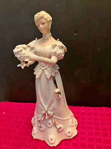 New Lenox 2003 Decorating for Christmas Figurine