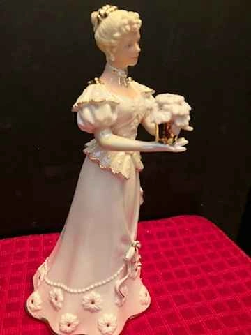 New Lenox 2003 Decorating for Christmas Figurine - photo 2