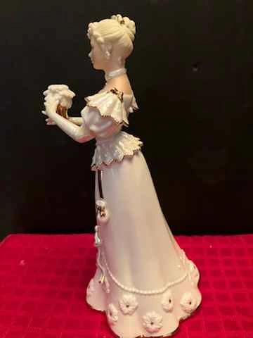 New Lenox 2003 Decorating for Christmas Figurine - photo 4