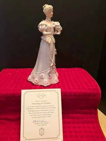 New Lenox 2003 Decorating for Christmas Figurine - photo 5