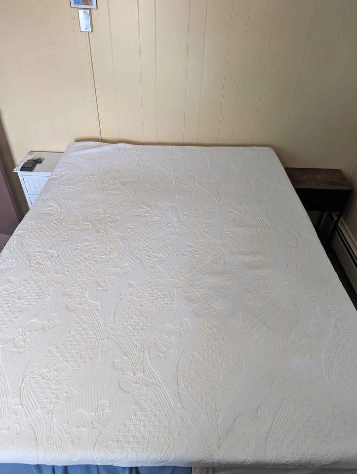 Queen Size Memory Foam Mattress Topper