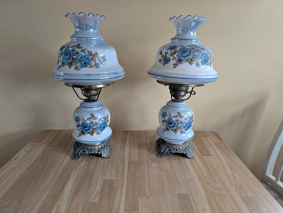 Vintage 70s 3-way Blue Roses Gone With The Wind Hurricane Lamps