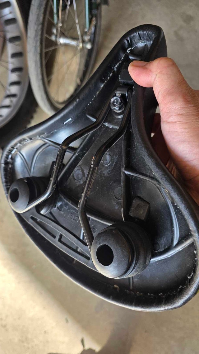 Extra wide and comfortable Electra bike saddle w/ coil springs - photo 2
