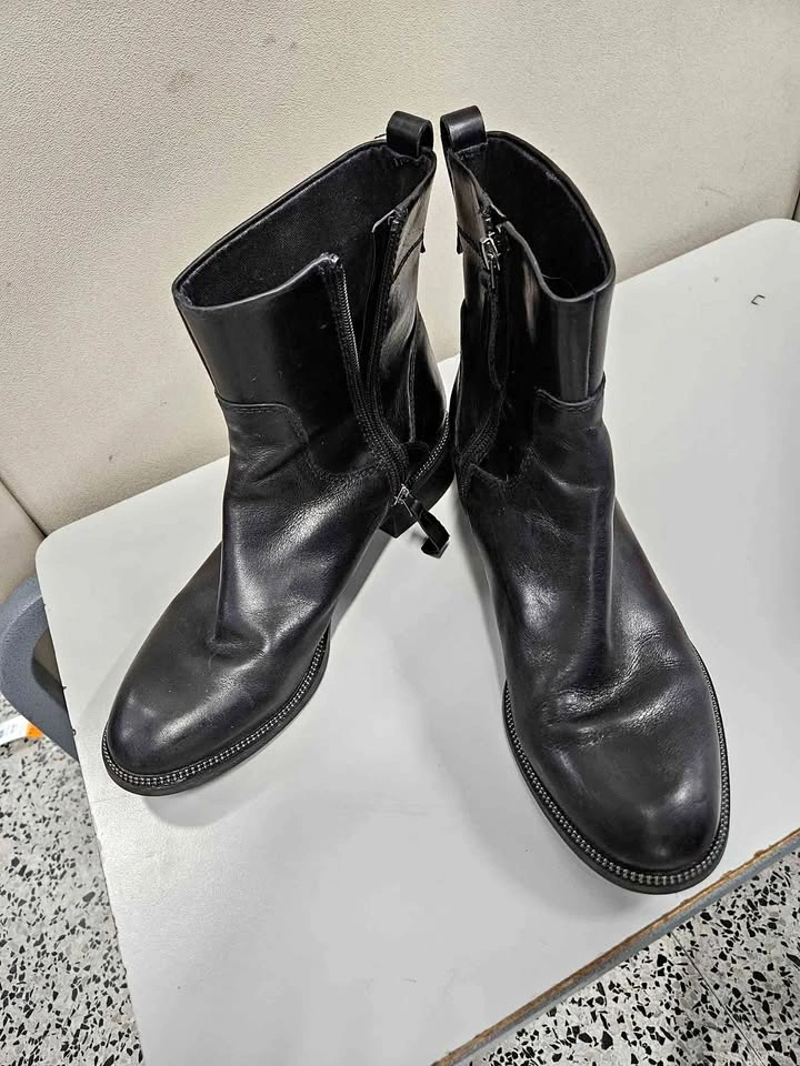 Womans Franco Sarto Leather Ankle Boots, Size 8.5