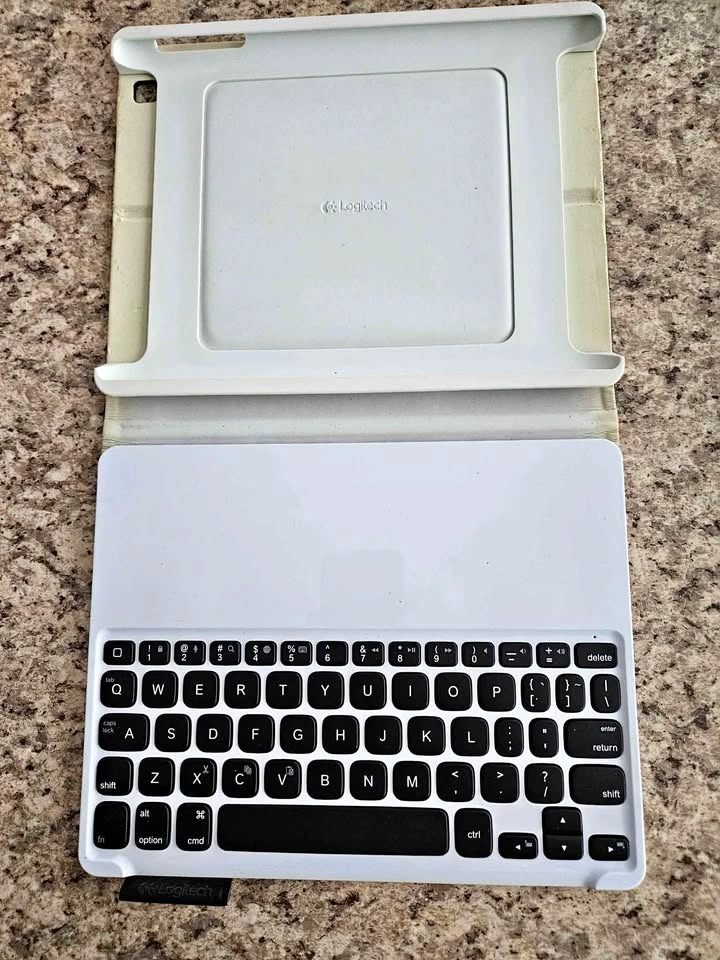 Logitech Smart Keyboard for 9.7 inch iPad