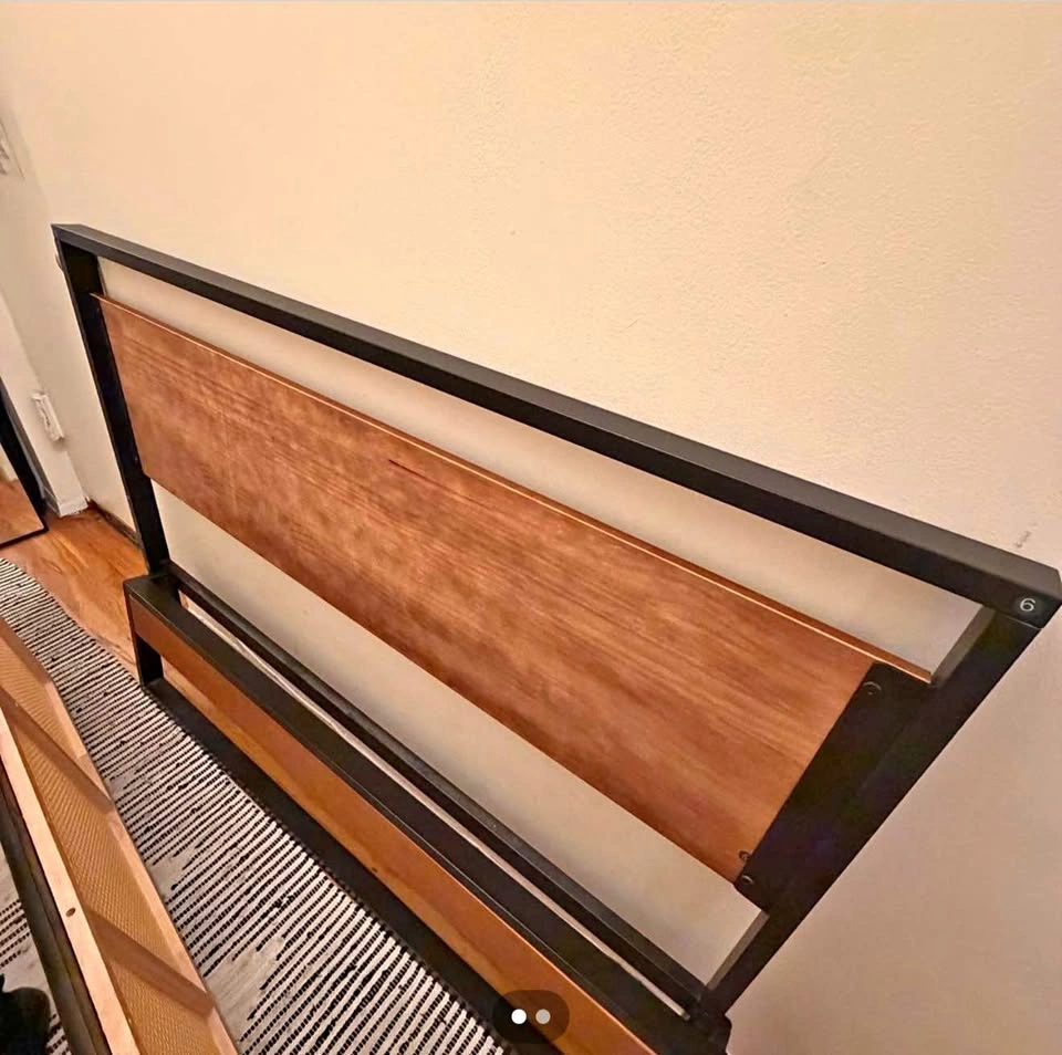 Queen's bed with mattress