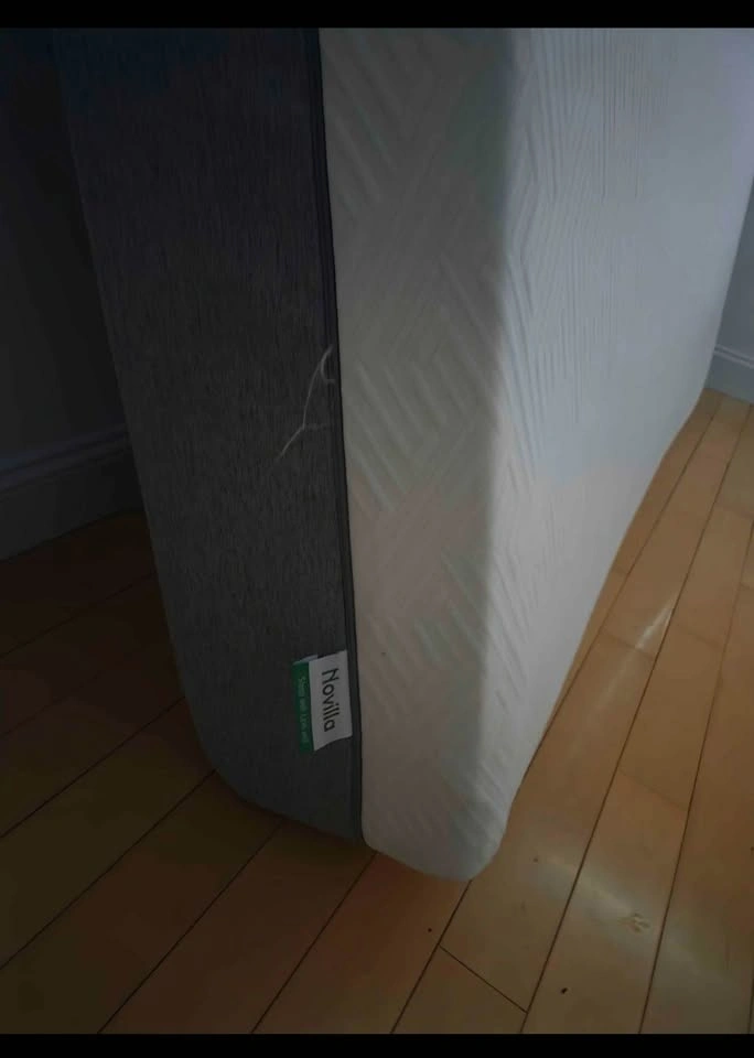 Queen's bed with mattress - photo 3