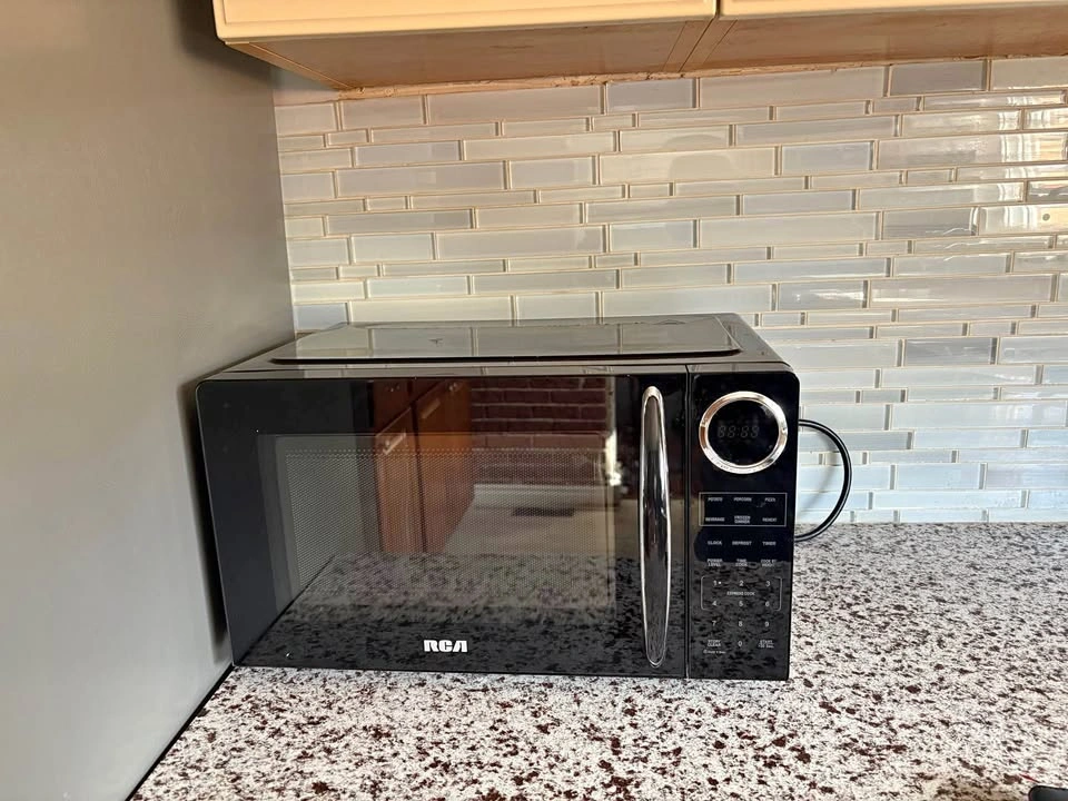 RCA Microwave – Clean, Works Perfectly
