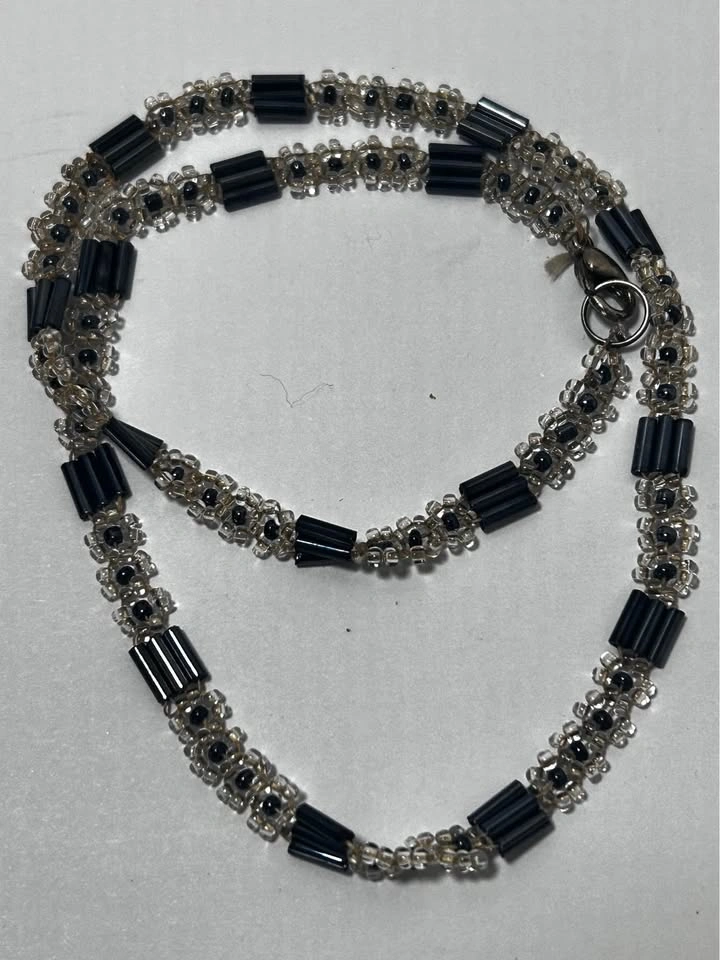Elegant Women's Beaded Necklace - photo 3