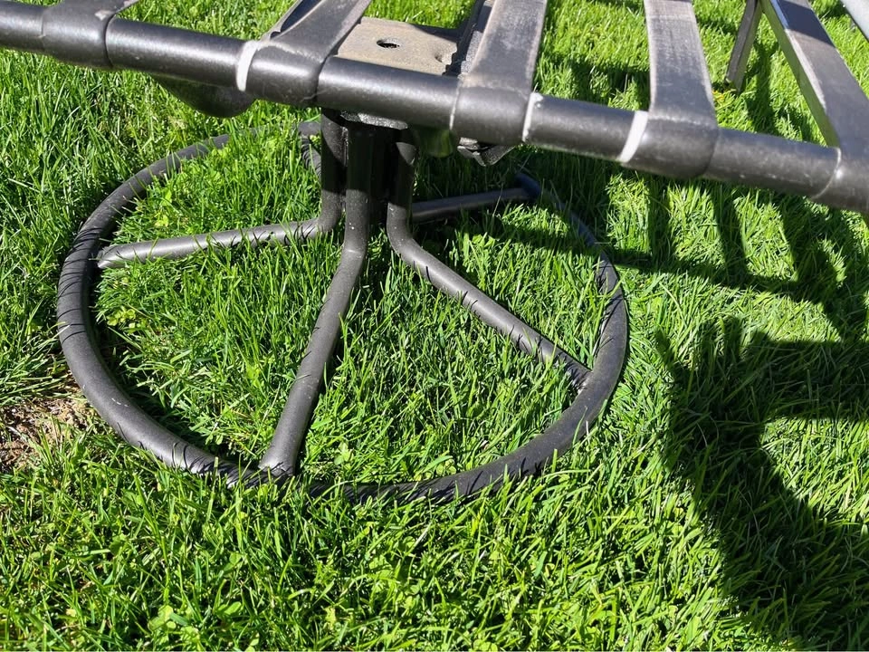 Pair of metal patio chairs with cushions - 1 swivel - photo 2