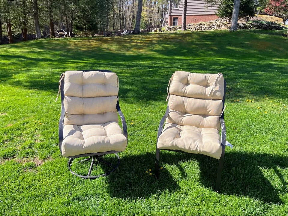 Pair of metal patio chairs with cushions - 1 swivel - photo 4
