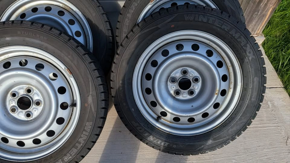 Like-New Winter Tires & Rims - Dunlop 205/55R16 (Corolla) - photo 4