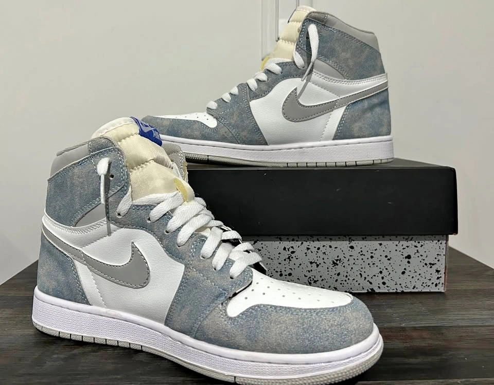 Jordan 1 Hyper Royal Smoke Grey