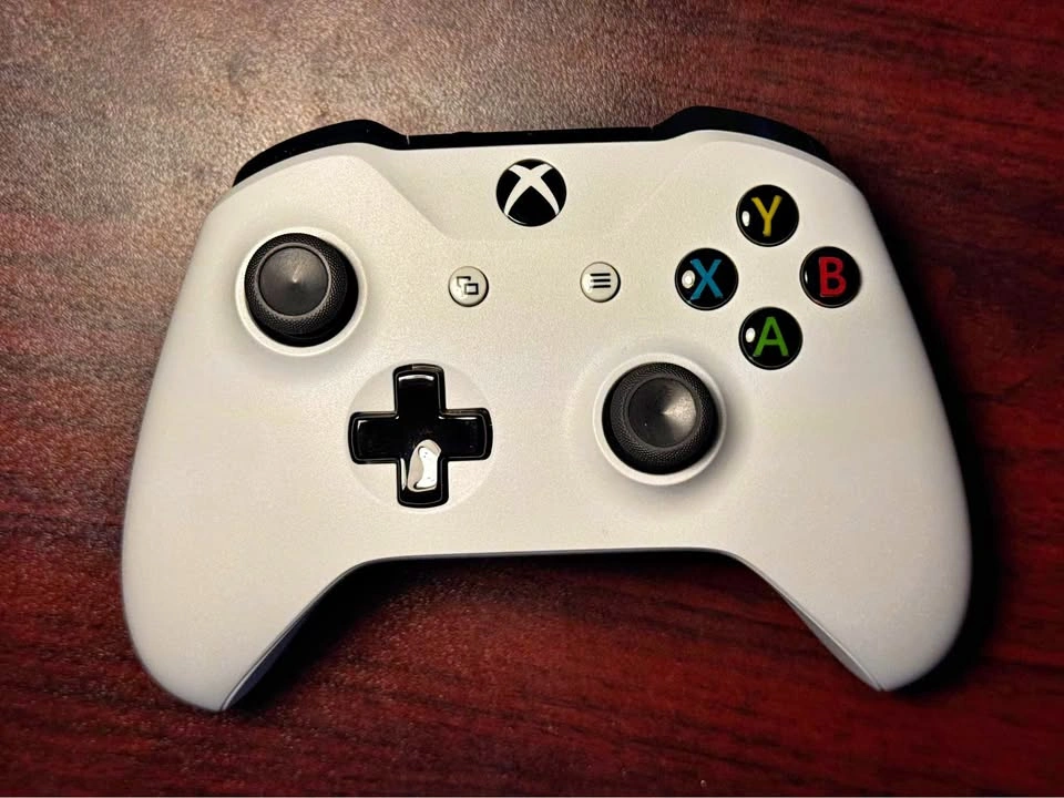 Microsoft Xbox One Wireless Controller - White (Model 1708)
