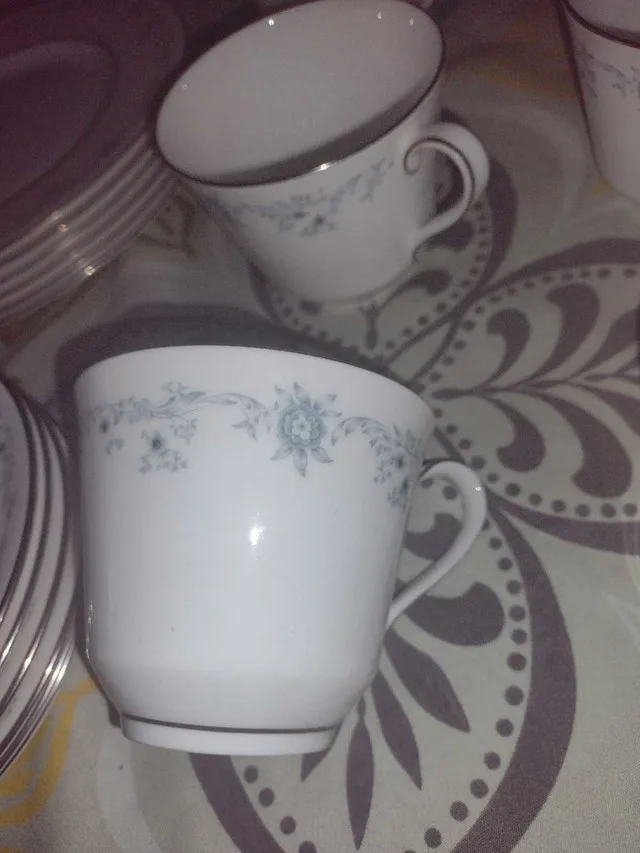 ANGELIQUE H4997 Royal Doulton 6 Cups, Saucers, Plates image indicator(2)