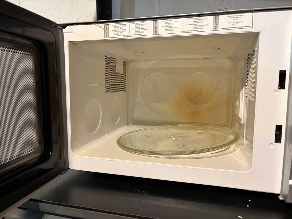 Frigidaire Microwave - photo 2