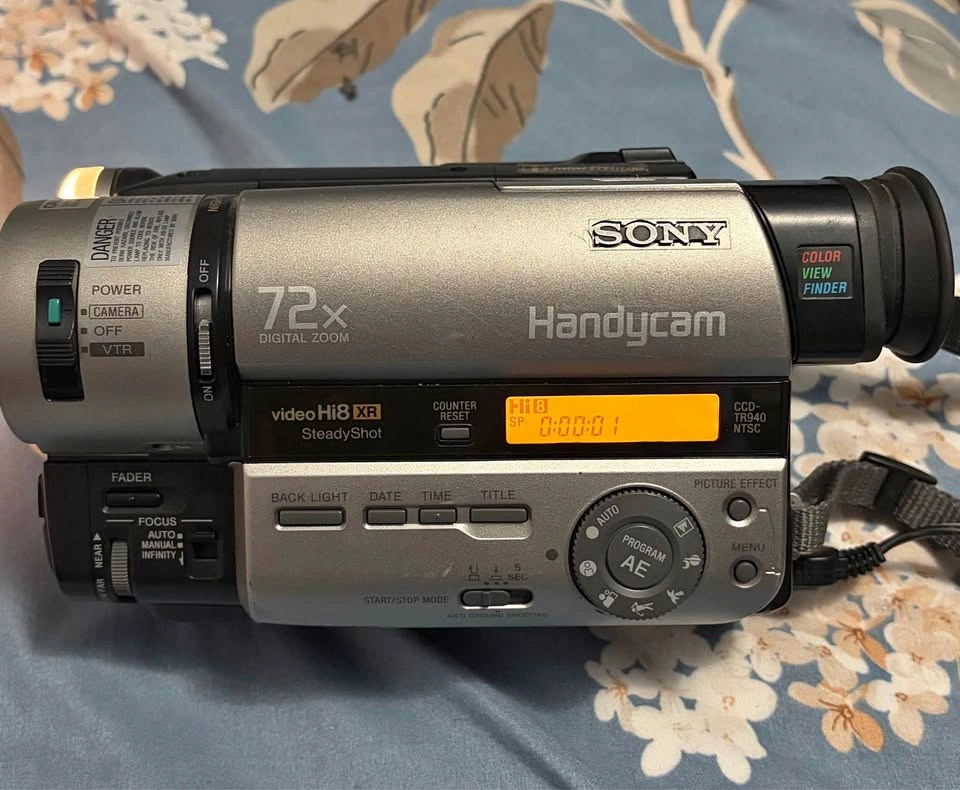 Sony Handycam Nightvision Camcorder CCDtr940
