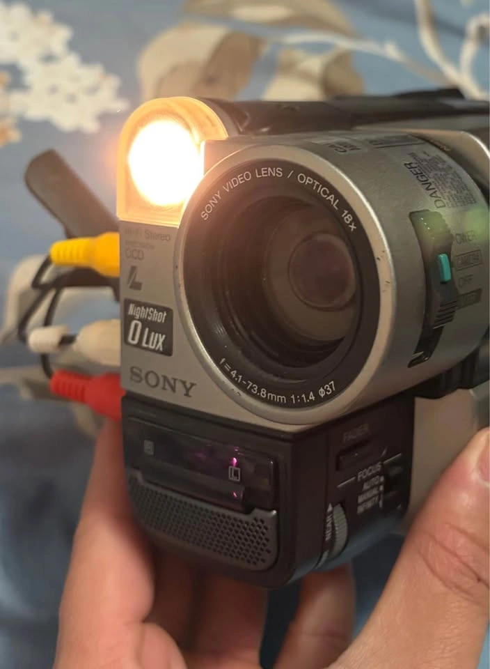 Sony Handycam Nightvision Camcorder CCDtr940 - photo 2