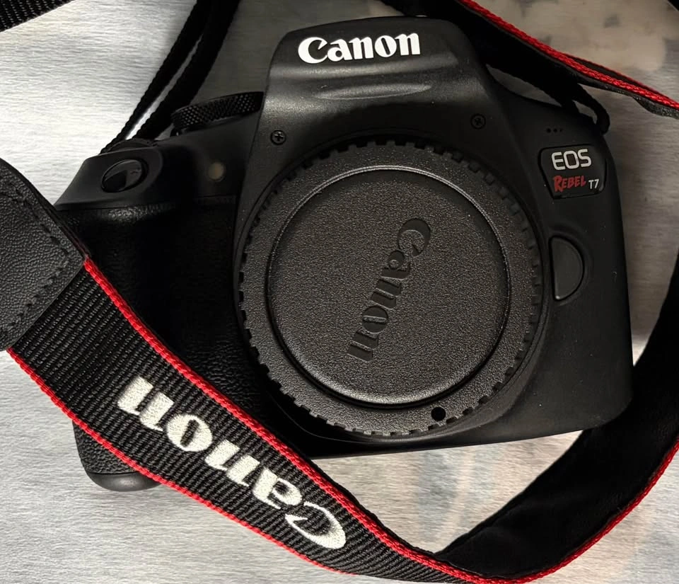 CANON REBEL T7/2000d DSLR Camera Mint Condition