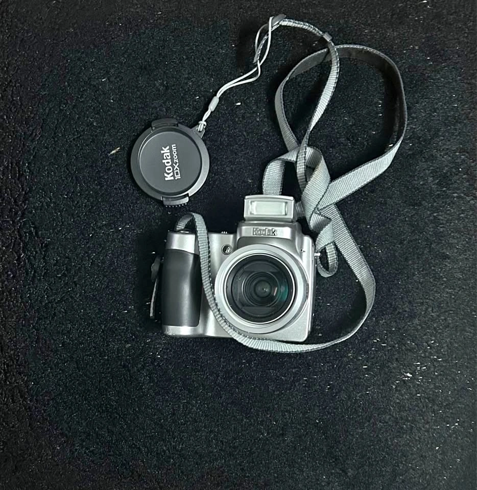 AESTHETIC 2000s Camera (Kodak z710)