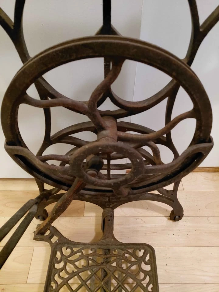 Vintage Sewing Machine Base - photo 4