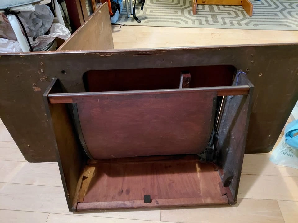 Vintage SINGER Sewing Machine Treadle Cabinet - photo 2