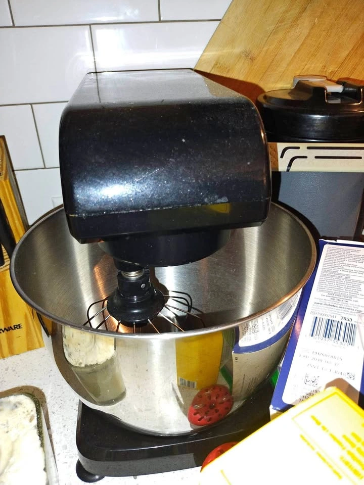 Stand mixer (metal bowl)