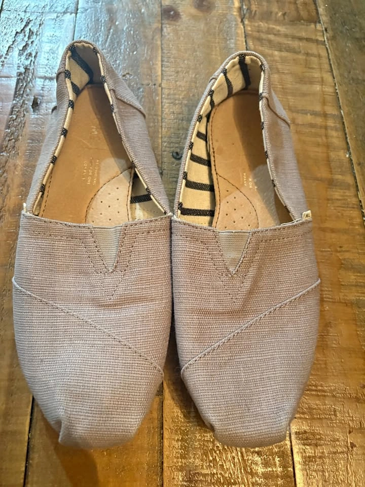 Like New Classic TOMS Slip Ons - Size 9 US