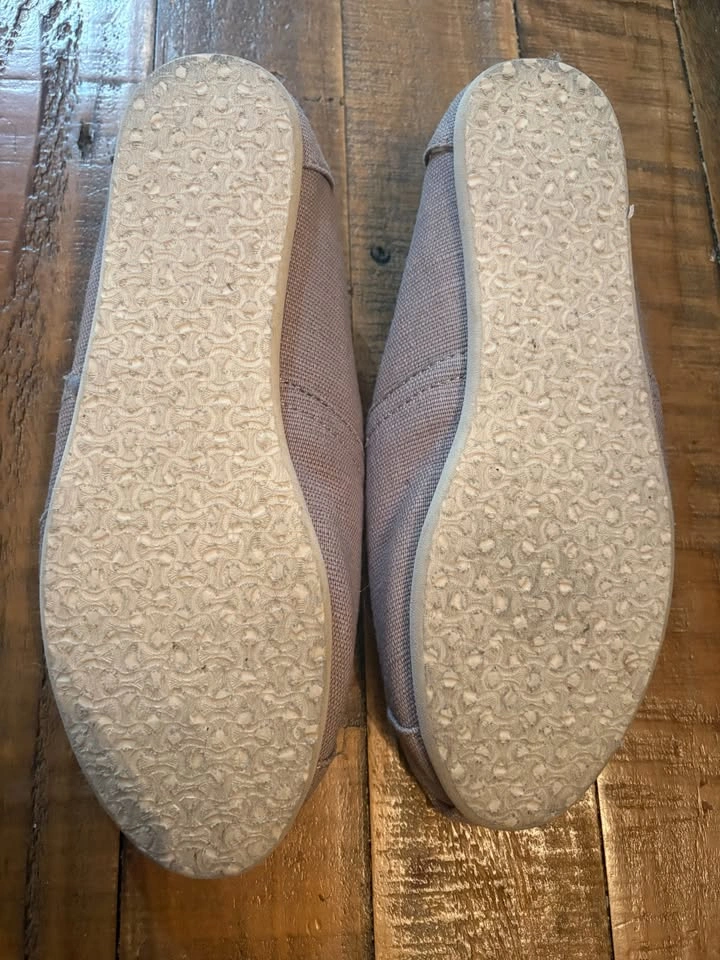 Like New Classic TOMS Slip Ons - Size 9 US - photo 2