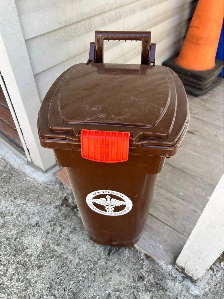 Official NYC Compost Bin 13 Gallon with Lid New - photo 2