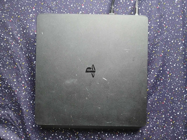PS4 Slim 500GB Bundle + Games + Controllers