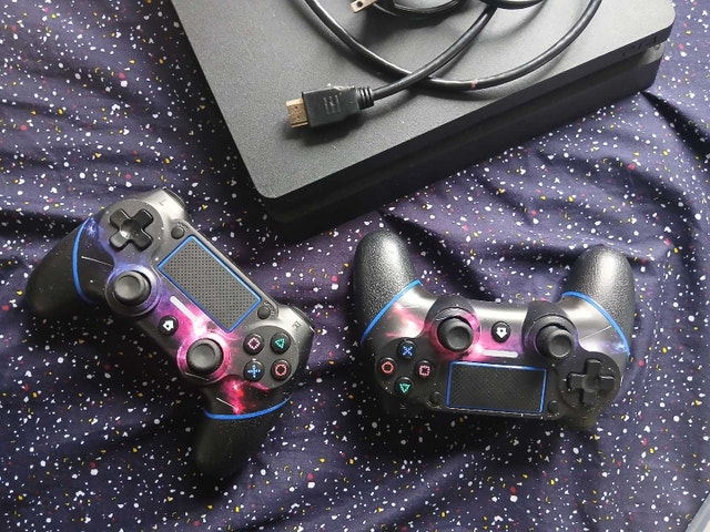 PS4 Slim 500GB Bundle + Games + Controllers - photo 2