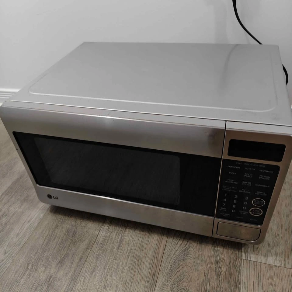 LG 1000W Silver Microwave LMS1170SS (for parts or repair) - photo 3