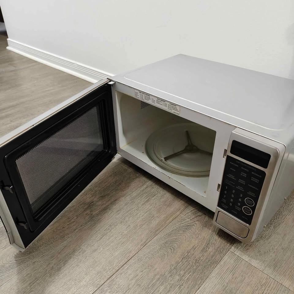 LG 1000W Silver Microwave LMS1170SS (for parts or repair) - photo 4