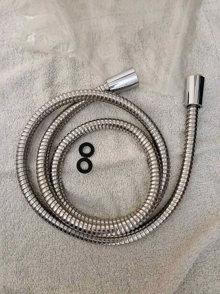 Stainless steel shower hose ~5 ft