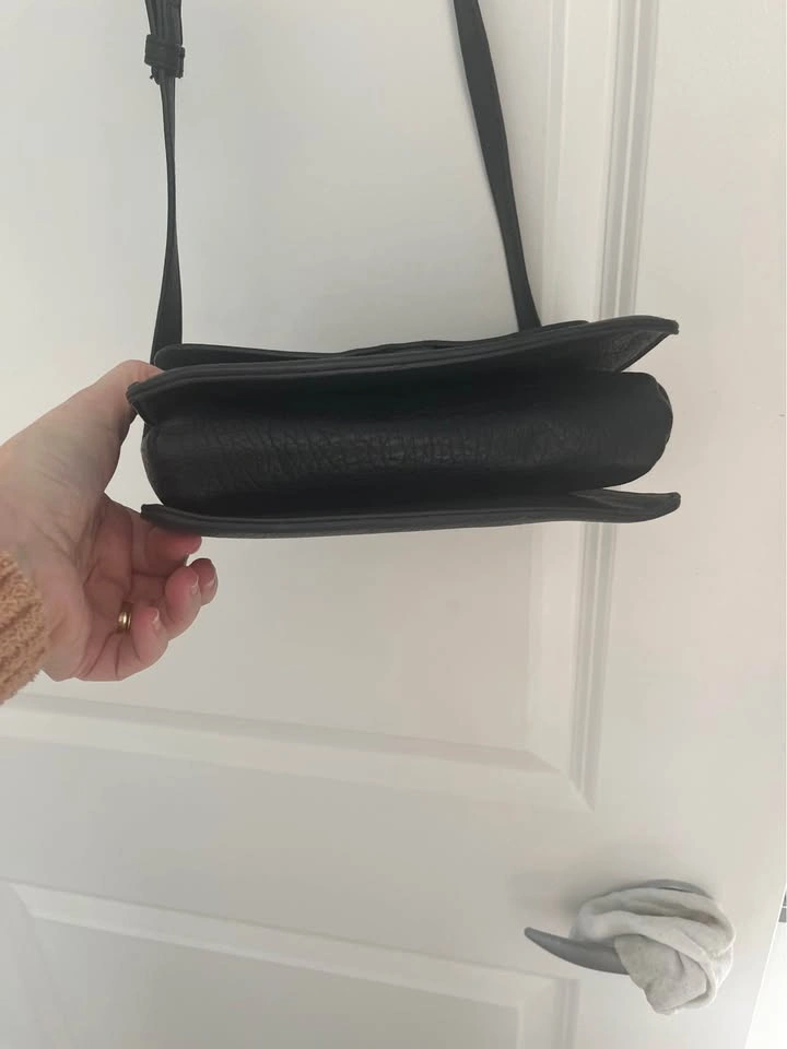 Leather black crossbody bag - photo 3